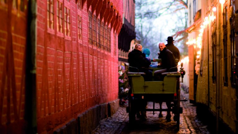 hc andersen julemarked 2 Stemningsbillede fra H.C.Andersen julemarked i Odense. Hestevognskørsel