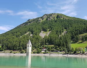 Søen Reschen med et oversvømmet kirketårn Bus til Tyrol